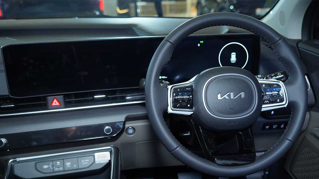 perbedaan New Kia Carnival 2024 Premiere 11 seater dengan Dynamic 11 seater