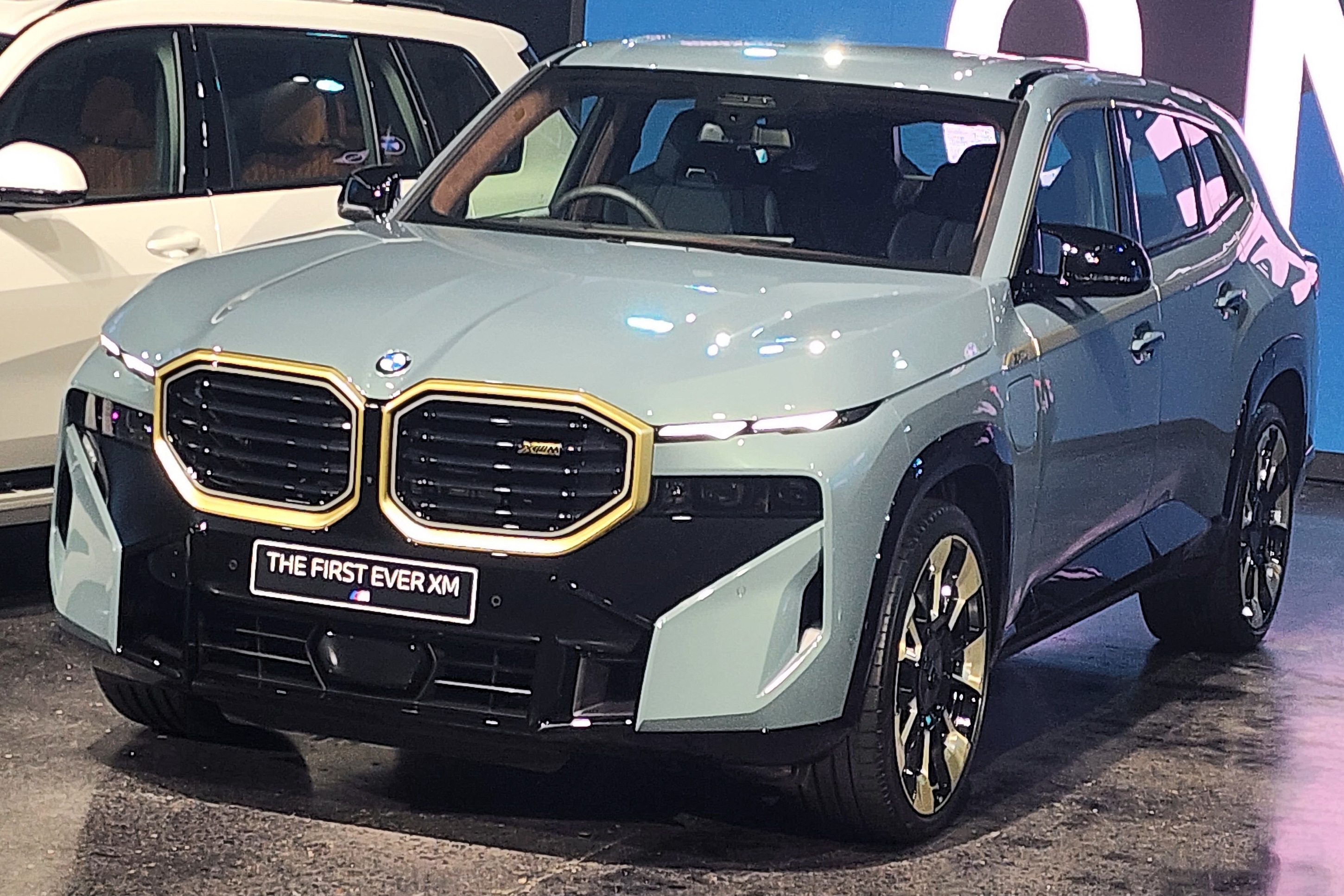 BMW XM 2023 Rilis di Thailand, SAV Bermesin Hybrid V8