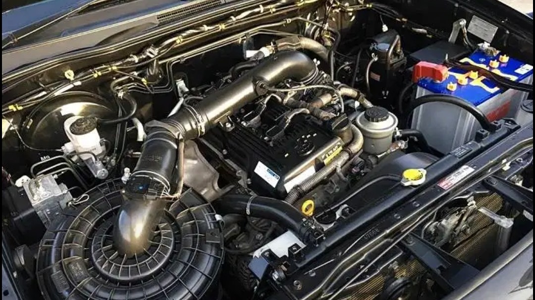 Adu Kuat SUV Bensin, Mana Paling Oke antara Toyota Fortuner 2.7 vs Mitsubishi Pajero Sport 3.0? | Autofun