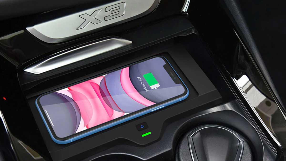 Pengguna iPhone 15 Protes Ponselnya Rusak Saat Ngecas di Mobil BMW