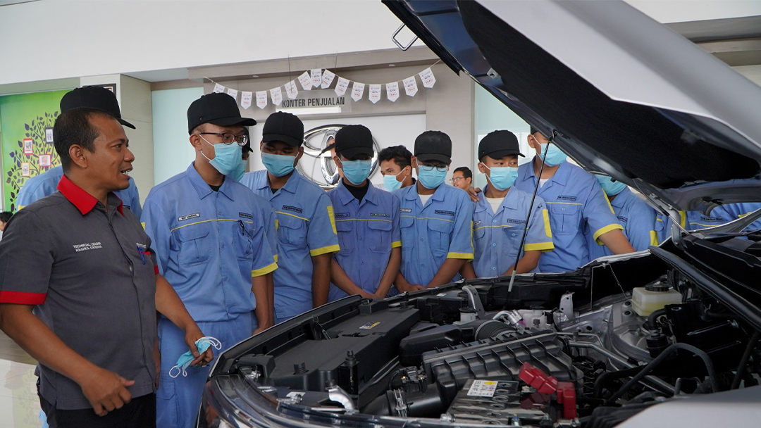 Auto2000 Kenalkan Teknologi Elektrifikasi Toyota dan Perbaikannya kepada Pelajar SMK