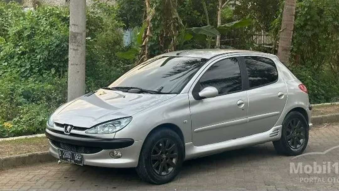 Harga Bekas Cuma Rp30 Jutaan, Pikir-Pikir Lagi Buat Beli Peugeot 206!