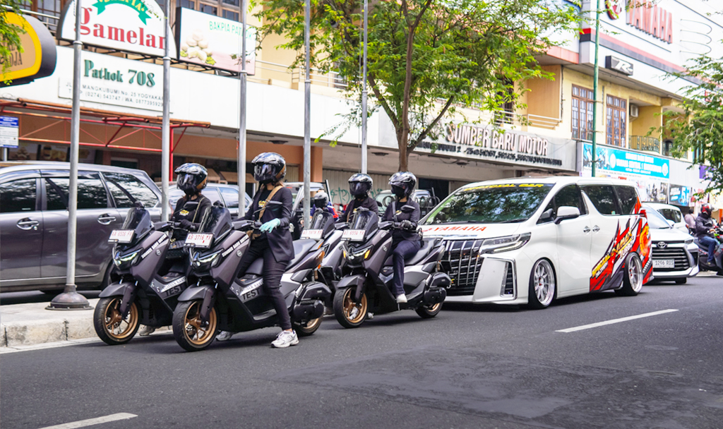 Mewah, Dealer Yamaha ini Kirim NMax Turbo Pakai Alphard ke Konsumen