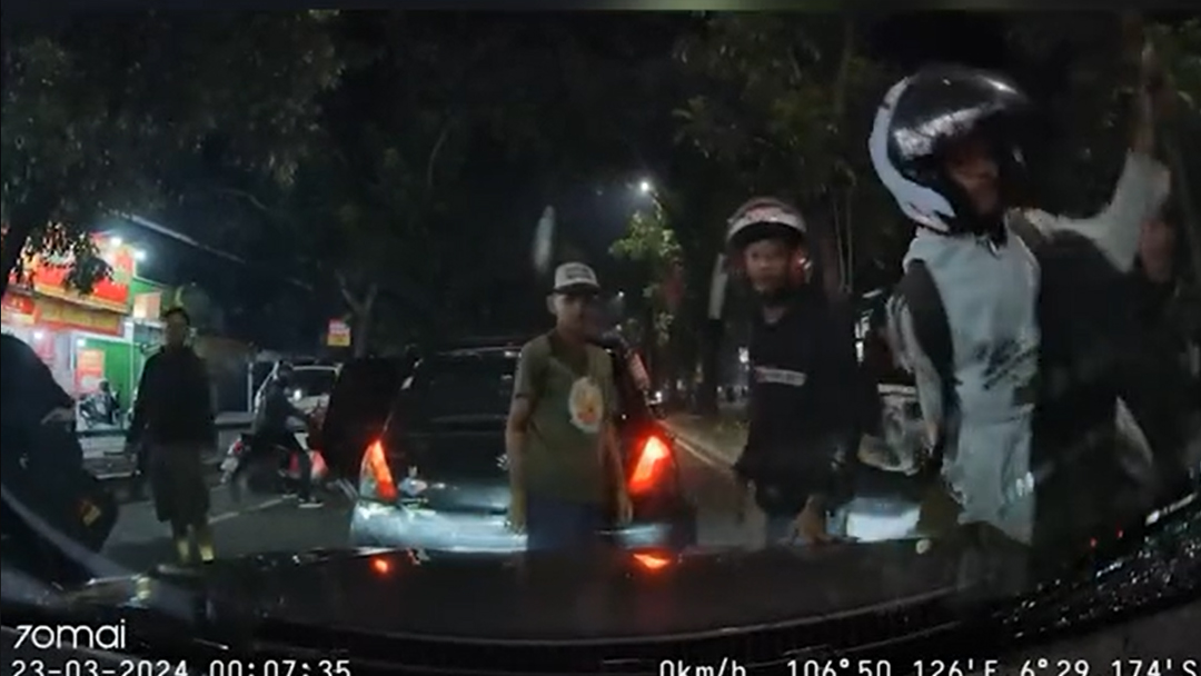 Ngeri, Mobil Dirusak Sekelompok Pemuda di Pakansari, Ulah Pengemudi Suzuki Swift Jadi Sorotan