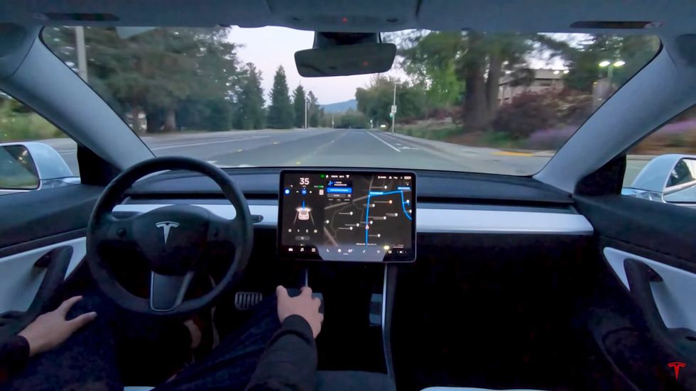 Tesla Diselidiki Kepolisian AS Terkait Sistem Otonom, Dinilai Berbahaya dari Berbagai Aspek
