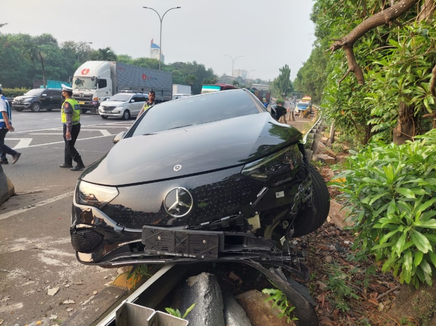 Mercedes-Benz EQE yang Kecelakaan di Tol JORR Dipastikan Bukan Akibat Masalah Pada Mobil