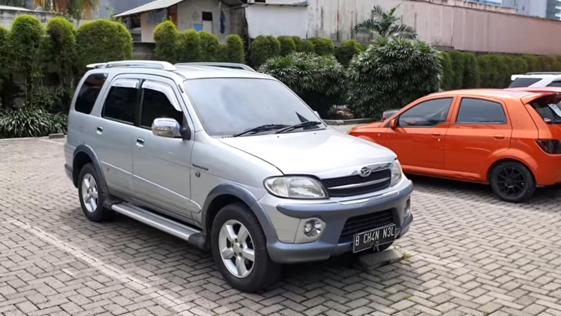 Bir chol bilan bir ayol siltanayapti