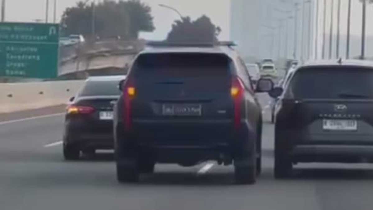 Pengemudi Pajero pelat polisi pakai strobo