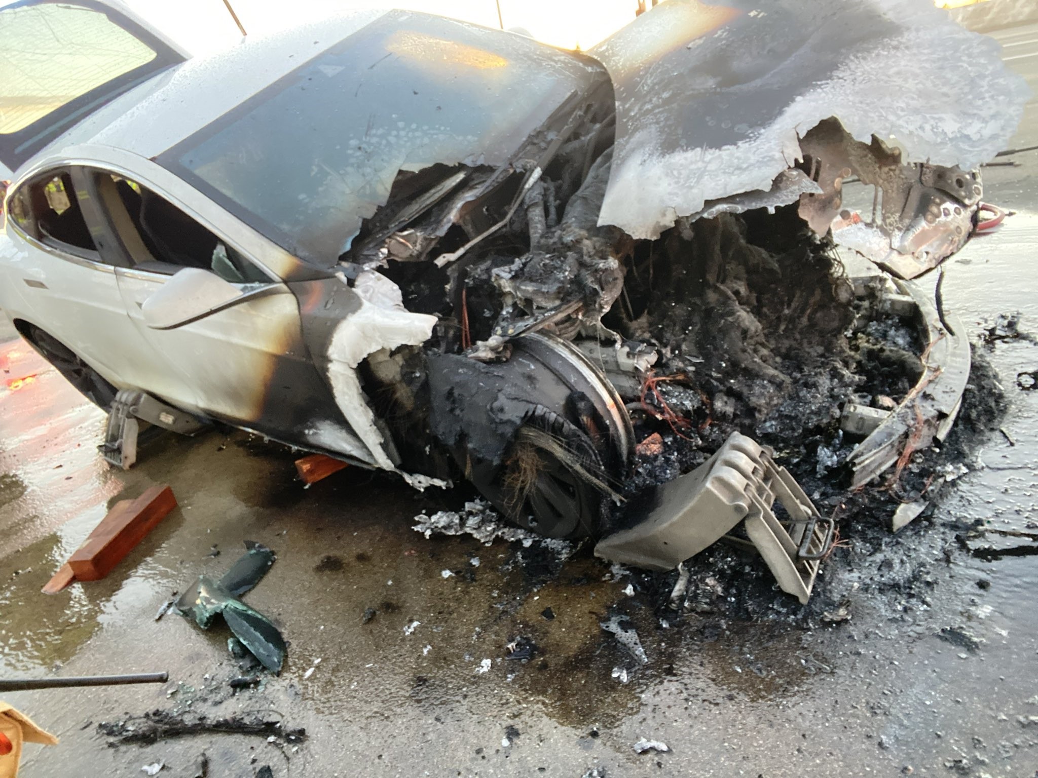 Begini Sulitnya Menangani Mobil Listrik Terbakar, Walau Sudah Padam Api Bisa Tiba-tiba Muncul Lagi