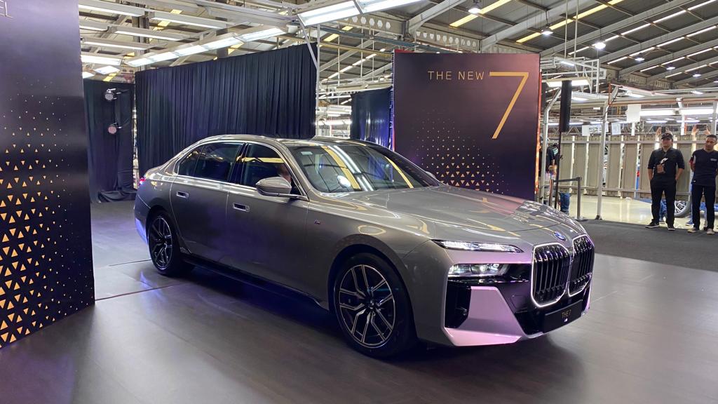 Dirakit Lokal, Sedan Premium BMW 7-Series Bawa Segudang Fitur Mewah