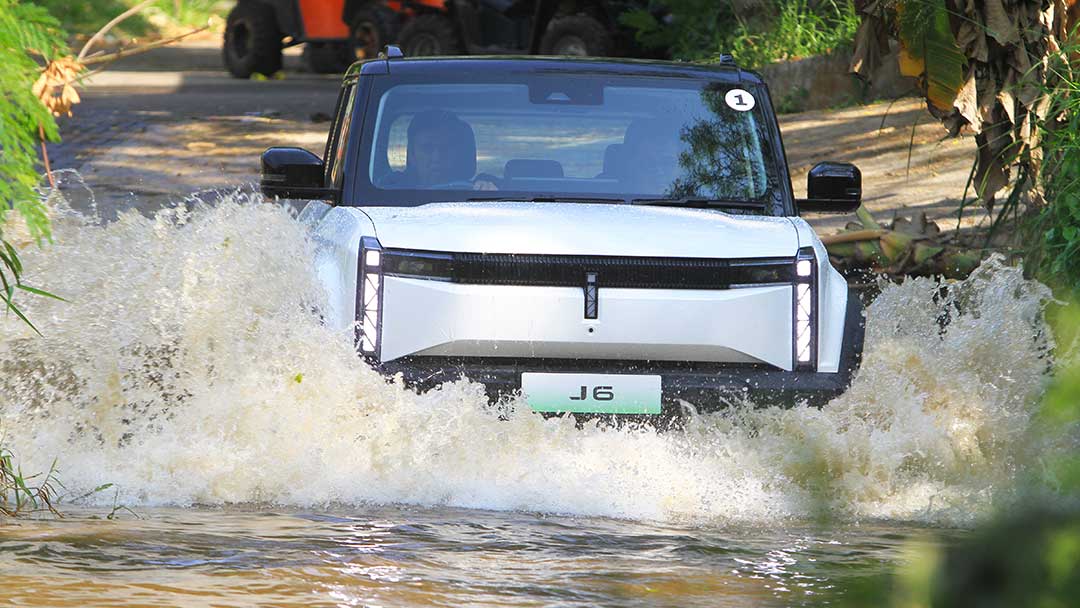 Test Drive Chery J6: SUV Listrik Pertama di Indonesia yang Bisa Diajak Mandi Lumpur