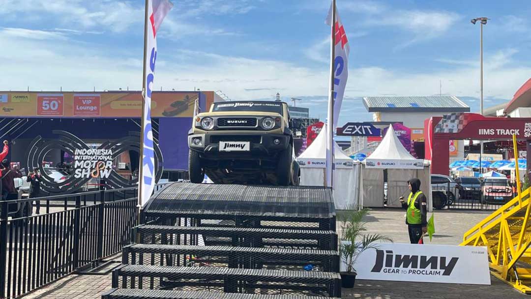 Mencoba Suzuki Jimny 5 Door Babat Rintangan Ekstrim di IIMS 2025, Memacu Adrenalin!