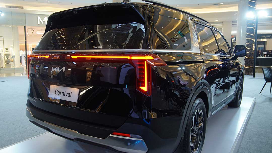 perbedaan New Kia Carnival 2024 Premiere 11 seater dengan Dynamic 11 seater