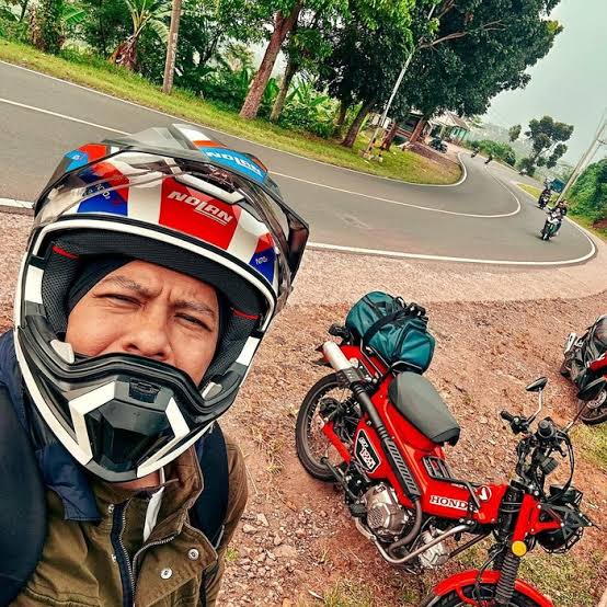 Viral, Gaya Asyik Ariel Noah Mudik Pakai Motor Langka
