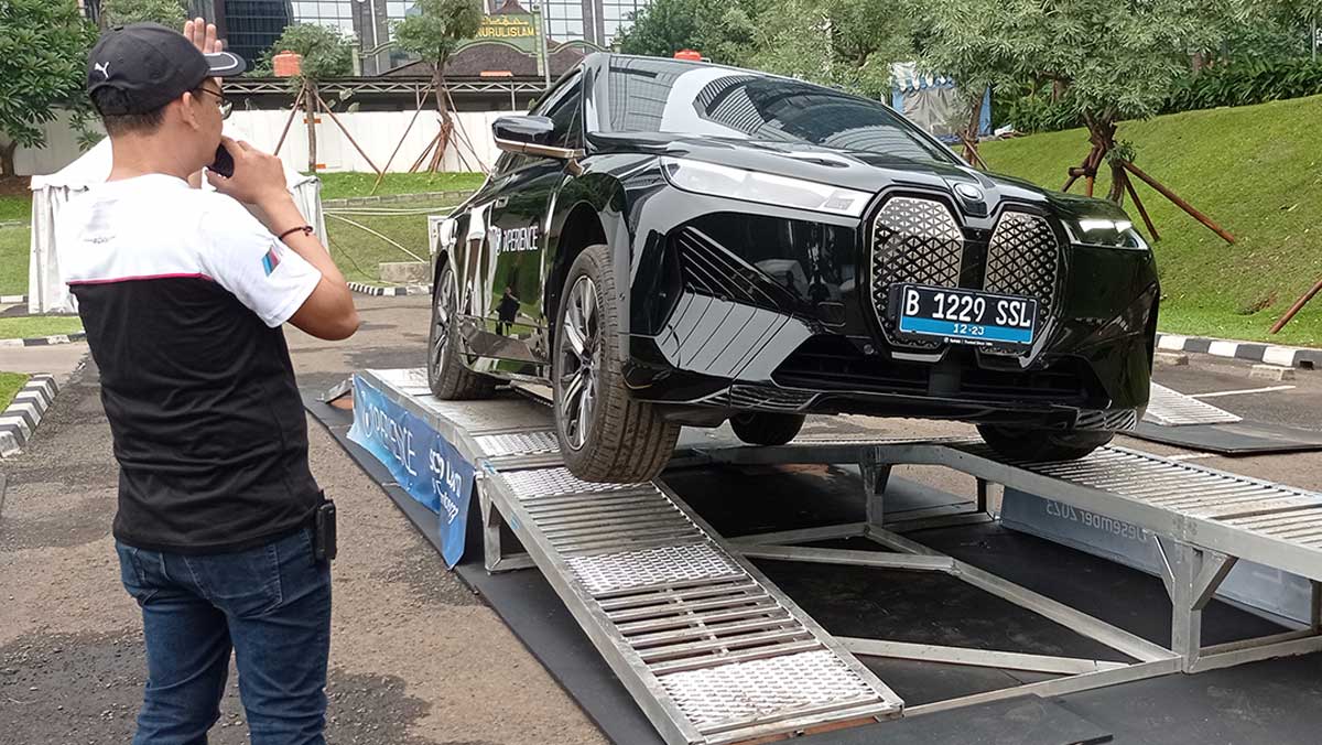 BMW Tunas Ajak Konsumen Tes Mobil Listrik BMW iX di Trek yang Anti Mainstream